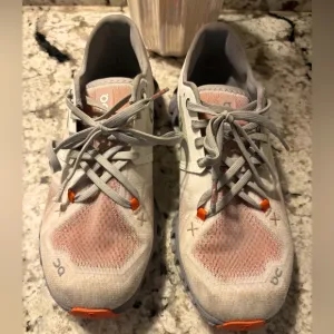 Nike On- Cloud White/Orange Size 7.5