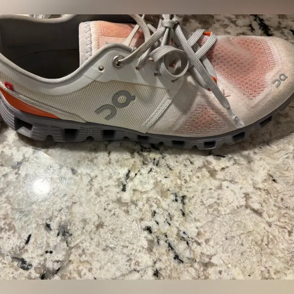 Nike On- Cloud White/Orange Size 7.5