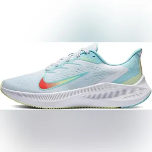 Nike sz 8 womens white running shoes
