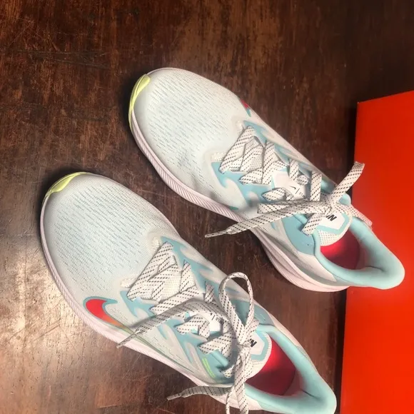 Nike sz 8 womens white running shoes