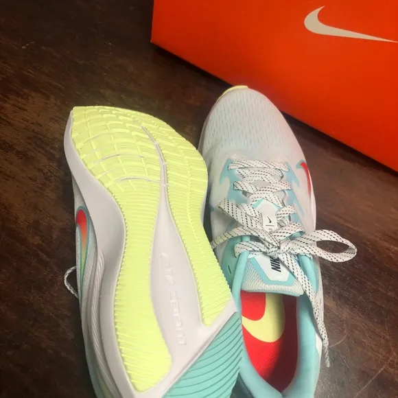 Nike sz 8 womens white running shoes
