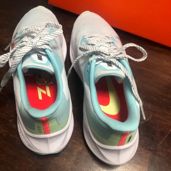 Nike sz 8 womens white running shoes