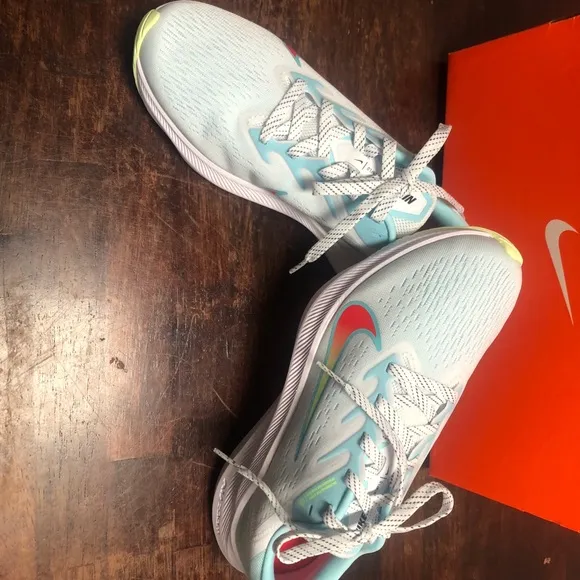 Nike sz 8 womens white running shoes