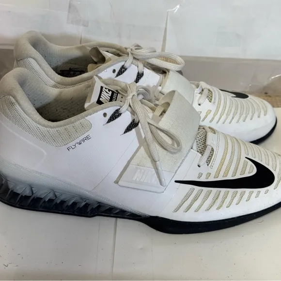 Nike White and Black Athletic Shoes with Ribbed Design the Flynit size 11