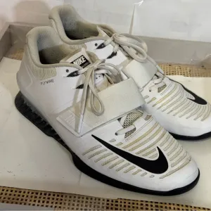 Nike White and Black Athletic Shoes with Ribbed Design the Flynit size 11