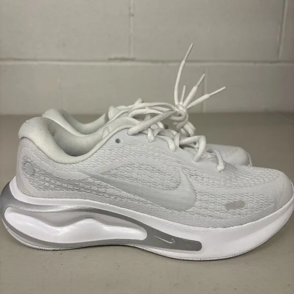 Nike Womens Sz 5 Journey Run Road Running Shoes White Silver Light Mesh Comfy