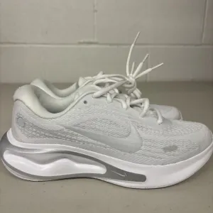 Nike Womens Sz 5 Journey Run Road Running Shoes White Silver Light Mesh Comfy