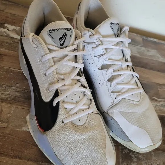 Nike Zoom Freak Men's White and Gray Athletic Shoes