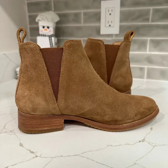 Nisolo Eva Everyday Chelsea Boots. Women’s size 6 M. Color Taupe Suede.