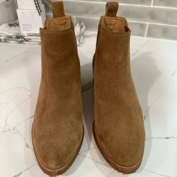 Nisolo Eva Everyday Chelsea Boots. Women’s size 6 M. Color Taupe Suede.