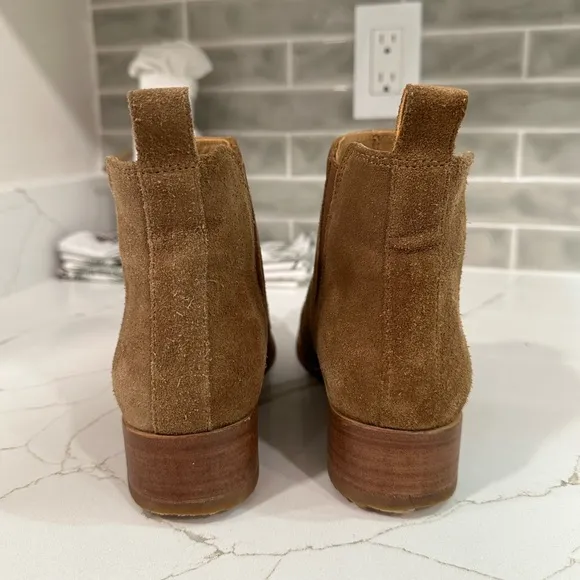 Nisolo Eva Everyday Chelsea Boots. Women’s size 6 M. Color Taupe Suede.