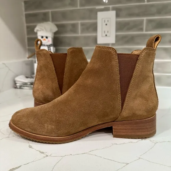 Nisolo Eva Everyday Chelsea Boots. Women’s size 6 M. Color Taupe Suede.