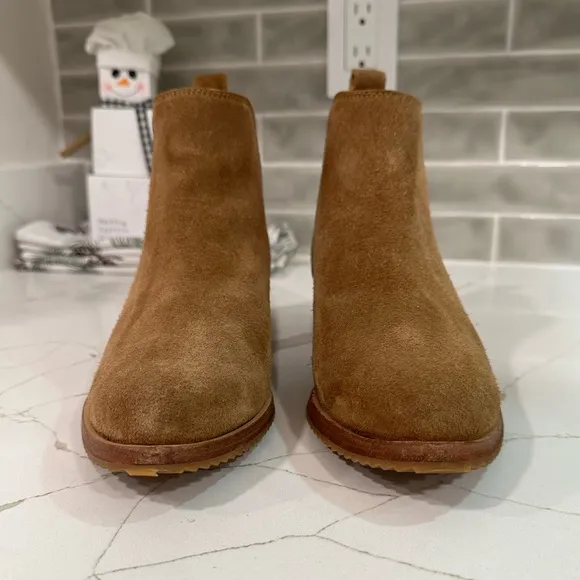 Nisolo Eva Everyday Chelsea Boots. Women’s size 6 M. Color Taupe Suede.