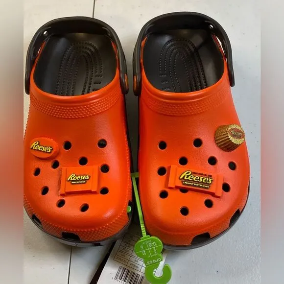 NWOB CROCS Youth Reese’s Orange Brown Classic Clogs Sandals Charms - Size J5