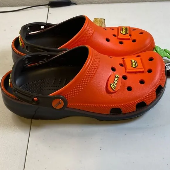 NWOB CROCS Youth Reese’s Orange Brown Classic Clogs Sandals Charms - Size J5
