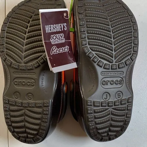 NWOB CROCS Youth Reese’s Orange Brown Classic Clogs Sandals Charms - Size J5