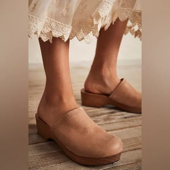 NWOB Free People Carver Taupe Leather Clog Mules Sz 38