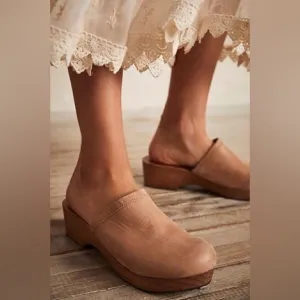 NWOB Free People Carver Taupe Leather Clog Mules Sz 38