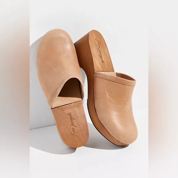 NWOB Free People Carver Taupe Leather Clog Mules Sz 38