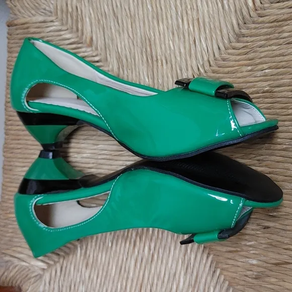 NWOB Green Patent Leather Kitten Heels 7