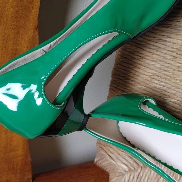 NWOB Green Patent Leather Kitten Heels 7