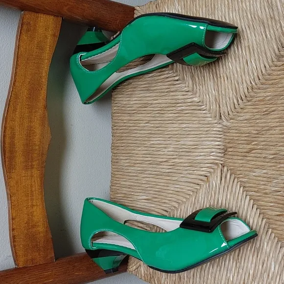 NWOB Green Patent Leather Kitten Heels 7