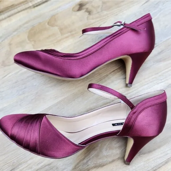 🩵NWOB Wine Satin Closed Toe Ankle Strap Kitten Heels Size 8