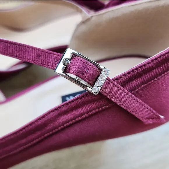 🩵NWOB Wine Satin Closed Toe Ankle Strap Kitten Heels Size 8
