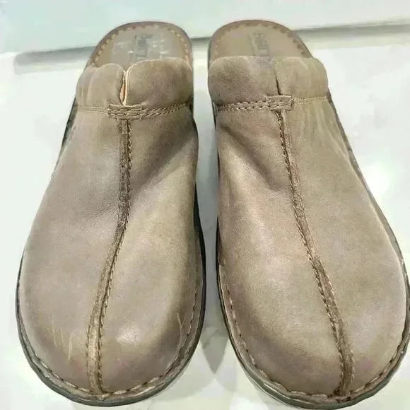 NWOT - Born Women;s Brown Leather Hand Crafted Slip on Mules Clogs Shoes Size 9