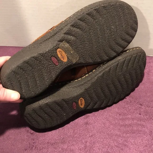 NWOT Clarks Artisan leather mules