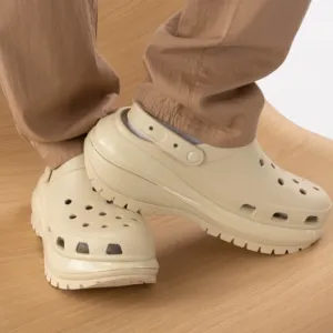 NWOT. CROCS. Mega Crush Clogs. 8. Charms included.