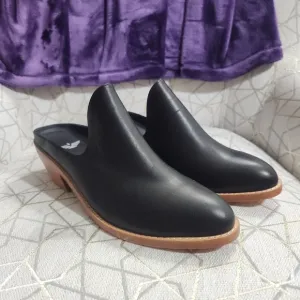 NWOT Fortress Michelle Mule Size 40