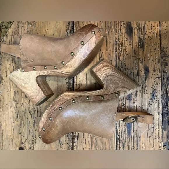 NWOT KORK-EASE DARBYBURNISHED LEATHER PLATFORMSLINGBACK CLOGS- TAN Size 10