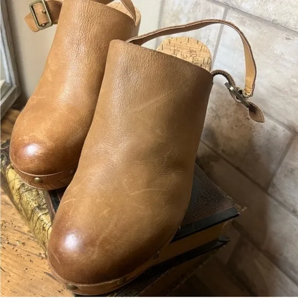 NWOT KORK-EASE DARBYBURNISHED LEATHER PLATFORMSLINGBACK CLOGS- TAN Size 10