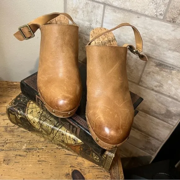 NWOT KORK-EASE DARBYBURNISHED LEATHER PLATFORMSLINGBACK CLOGS- TAN Size 10