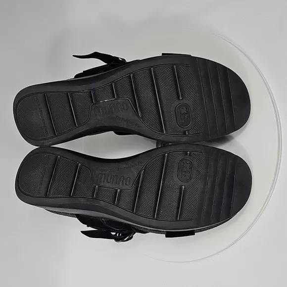 NWOT Munro Sofia Platform Sandal Suede Leather Crisscross Buckle Strap Black 9.5