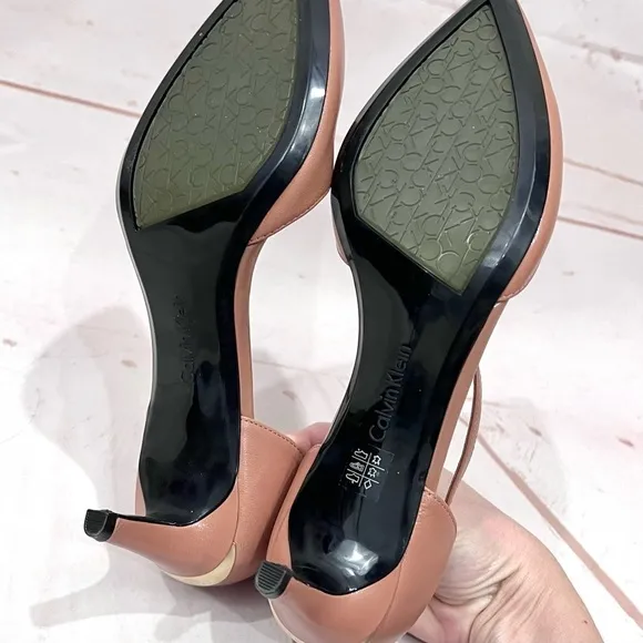 NWOT Nude Leather Asymmetrical Pointed Toe Mary Jane Page Kitten Heels Pumps
