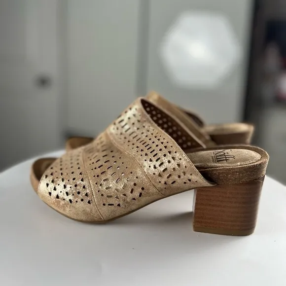 NWOT SOFFT Metallic Gold Laser Cut Out Leather Slip On Clogs Heels Size 7.5
