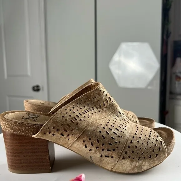 NWOT SOFFT Metallic Gold Laser Cut Out Leather Slip On Clogs Heels Size 7.5