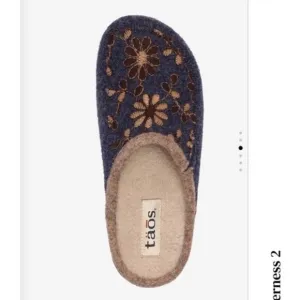 NWOT Taos Woolderness 2 clogs EU 37 6-6.5 blue floral embroidered