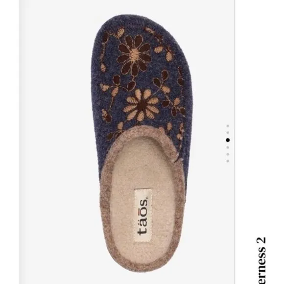 NWOT Taos Woolderness 2 clogs EU 37 6-6.5 blue floral embroidered