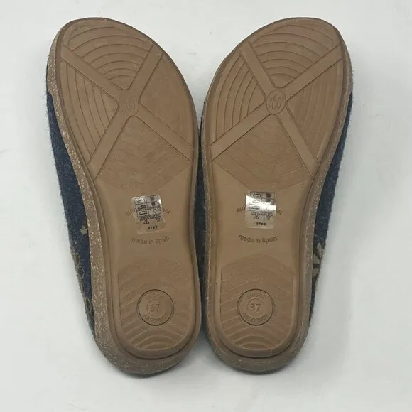 NWOT Taos Woolderness 2 clogs EU 37 6-6.5 blue floral embroidered