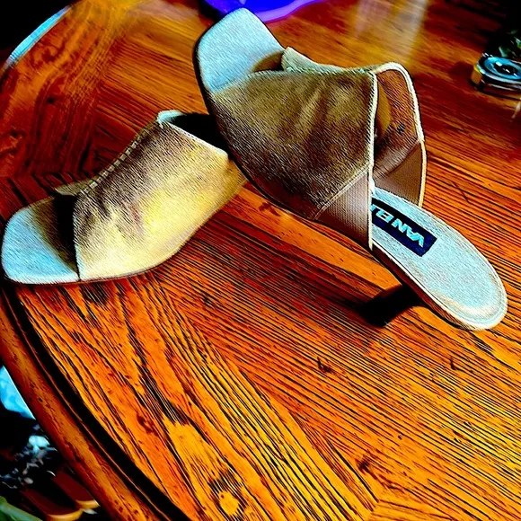 NWOTVan Eli sandal.Elegance&amp;Unparalleled comfort.Softleather&amp;SuedeBeautiful Gold