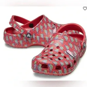 NWT Crocs classic Vineyard Vines Christmas clogs