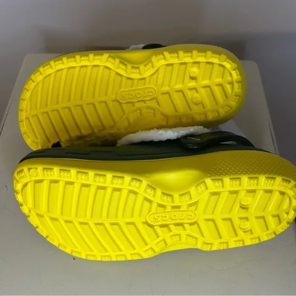 *NWT* Crocs Elf Classic Clogs, Mens Sz 5, Women’s Sz 7, Fuzz Lined Green Jibbitz