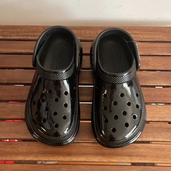 NWT CROCS Stomp High-Shine Platform Clogs Black Women 6 Men 4