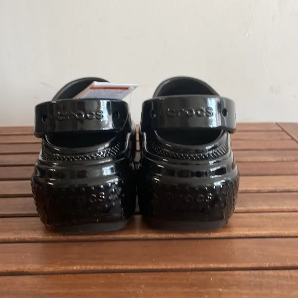NWT CROCS Stomp High-Shine Platform Clogs Black Women 6 Men 4