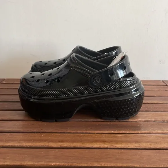 NWT CROCS Stomp High-Shine Platform Clogs Black Women 6 Men 4