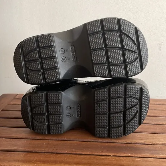 NWT CROCS Stomp High-Shine Platform Clogs Black Women 6 Men 4