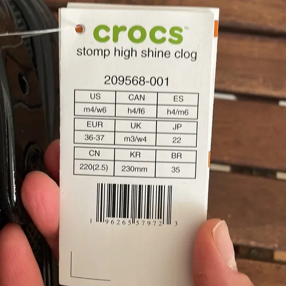 NWT CROCS Stomp High-Shine Platform Clogs Black Women 6 Men 4